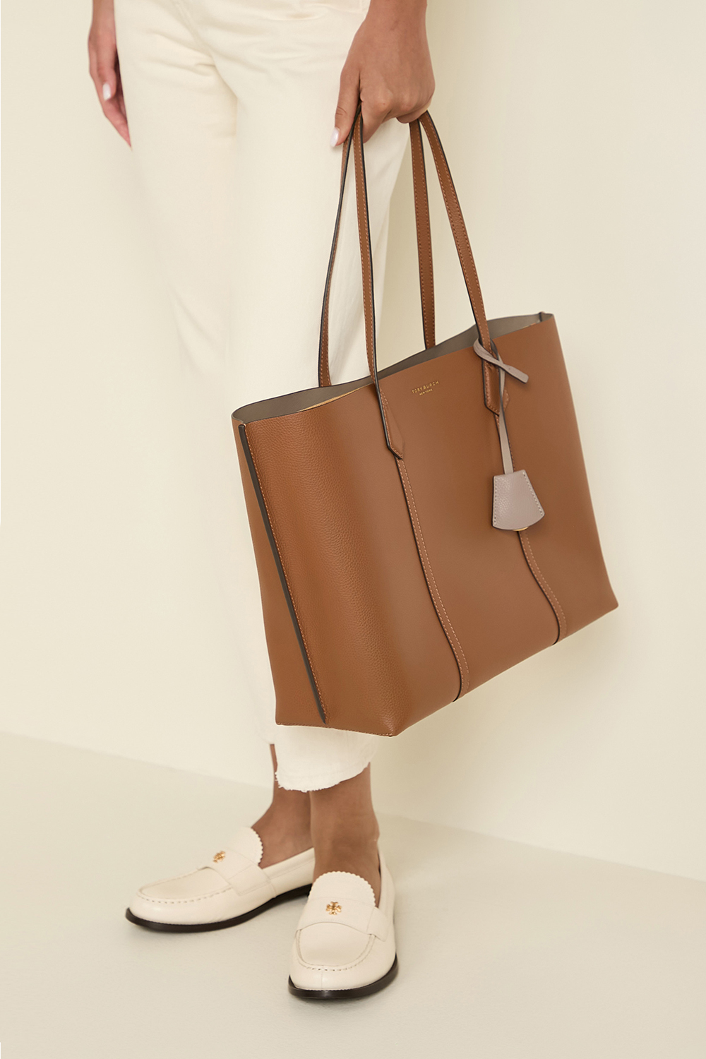 תמונת כל הלוק של תיק פרי ללפטופ TORY BURCH